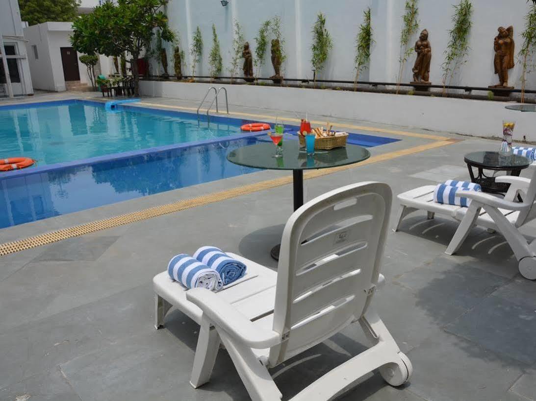Vibe By The Lalit Traveller Hotell Faridabad Eksteriør bilde