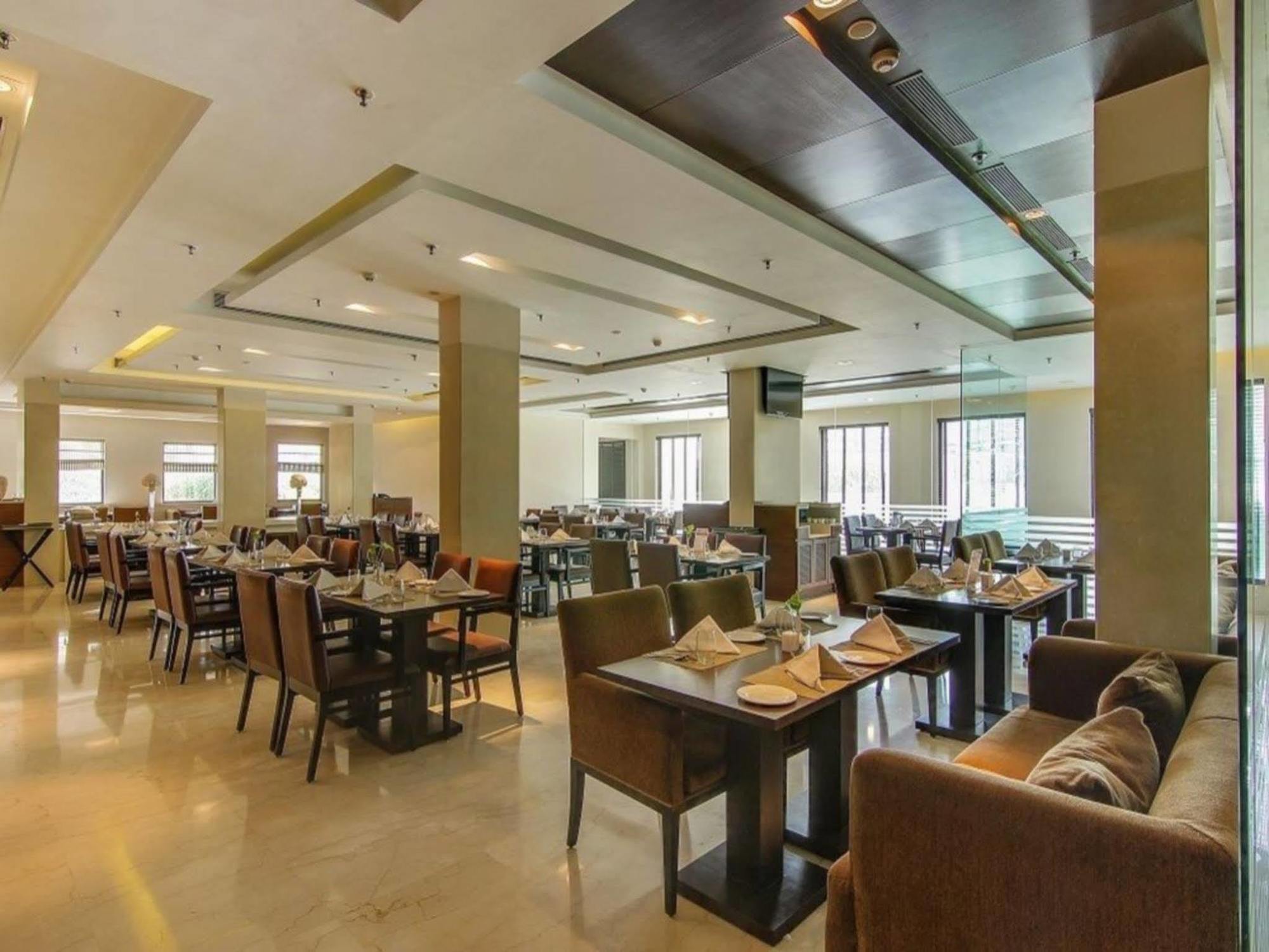Vibe By The Lalit Traveller Hotell Faridabad Eksteriør bilde